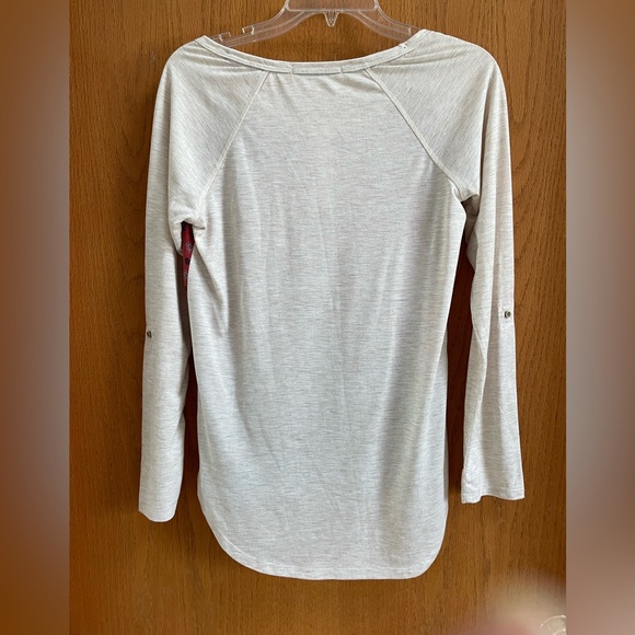 Woman’s blouse - Picture 2 of 3